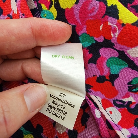 Lilly Pulitzer Size XS Colorful Floral Top Slaveless. - Picture 7 of 7